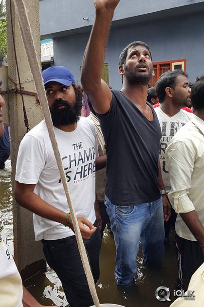 Celebs-at-Chennai-Flood-Relief-Activities